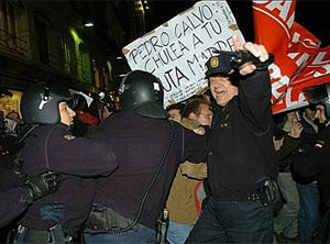 La policía repele a los manifestantes el viernes. VEA MÁS IMÁGENES. (EFE)