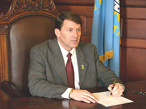 El gobernador de Dakota del Sur, Mike Rounds, mientras firma la ley antiaborto. (Foto: AP)