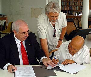 El presidente de Asturias y el arquitecto firman el acuerdo en el estudio de ste en Ro. (Foto: EFE)