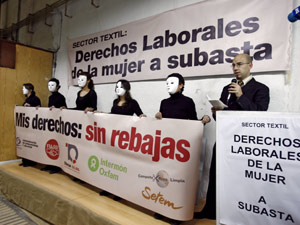 Subasta por los derechos de las trabajadoras textiles. (Foto: Alberto Cullar)