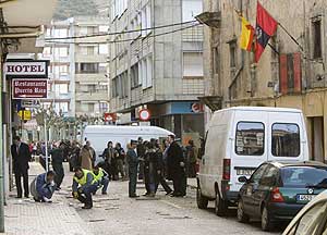 Agentes de la Guardia Civil, en Santoña tras la explosión. (Foto: CARLOS GARCÍA)