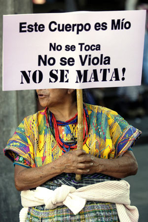 Una mujer se manifiesta contra la violencia en Guatemala. (Foto:EFE)