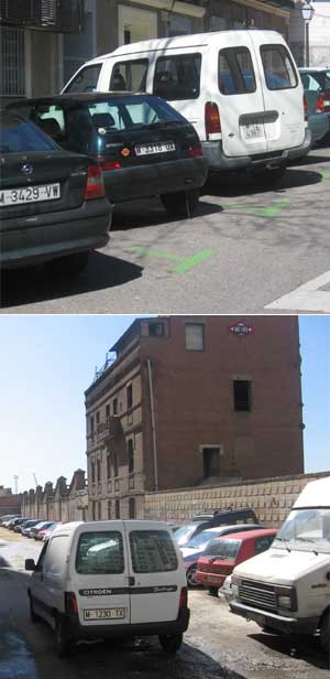 Arriba, el tramo de la calle Esquilache regulado por el SER; abajo, el otro tramo de 'aparcamiento libre'. (elmundo.es)
