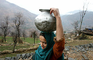 Una mujer transporta agua sobre su cabeza en Pakistn. (Foto: REUTERS)