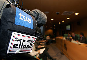'Que se saneen ellos', dice una pegatina reivindicativa en una cámara de TVE. (Foto: EFE)