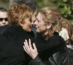 La esposa de Zapatero, Sonsoles Espinosa, abraza a Pilar Manjn en el Retiro. (Foto: EFE)
