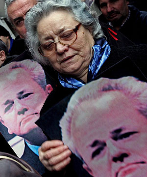 Simpatizantes de Milosevic, con fotos del lder serbio, en Belgrado. (Foto: EFE)