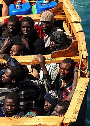 Un grupo de inmigrantes en una barca en aguas de Fuerteventura. (Foto: EFE)