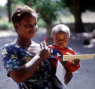 Una mujer junto a su hijo en Mozambique. (Foto: EL MUNDO)