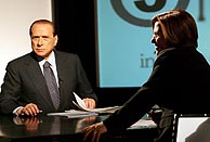 Silvio Berlusconi, junto a la presentadora de Rai Tre Lucia Annunziata. (Foto: EFE)