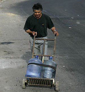 Un hombre transporta agua en Mxico. (Foto: AP)