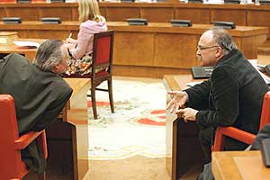 Josep Piqu (PP) -izda.- y Josep Lluis Carod-Rovira (ERC), en la Comisin Constitucional. (Foto: Javi Martnez)