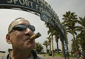 Un estadounidense fuma un cigarro en Santa Mnica. (Foto: AP)