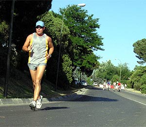 Un atleta corre por la Carretera de la Villa, ya cortada en 2004. (E.M.)