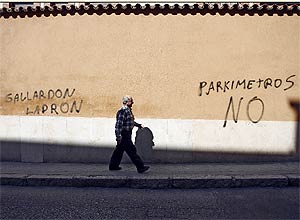 Pintadas contra Gallardón y los parquímetros en Carabanchel. (Foto: Carlos Barajas)