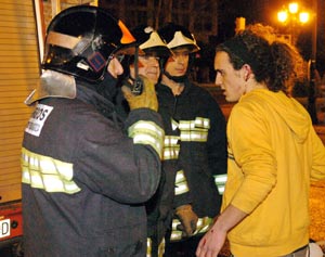 Un joven con heridas en la cara y mano conversa con los bomberos tras un "botelln". (Foto: EFE)