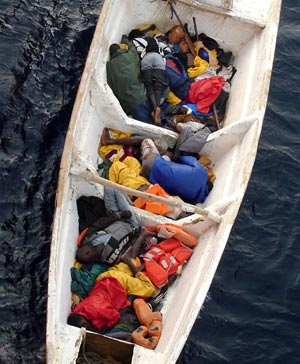 Imagen de los cuerpos de los 25 inmigrantes muertos cuando intentaban llegar a Canarias. (Foto: REUTERS)