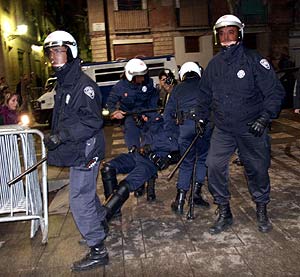 Agentes en accin durante el 'botelln' convocado en Barcelona. (Foto: S. COGOLLUDO)