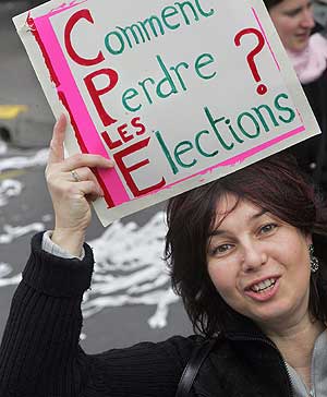 Una manifestante advierte en Toulouse a Villepin de que el CPE le puede hacer perder las elecciones. (Foto: AFP)