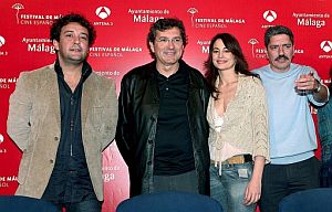 Gerardo Herrero (2 izda.), junto a los actores Jos Luis Garca Prez (izda.), Cuca Escribano y Antonio Dechent. (Foto: EFE)