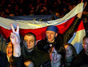 Simpatizantes de la oposicin sostienen una bandera no oficial de Bielorrusia. (Foto: EFE)