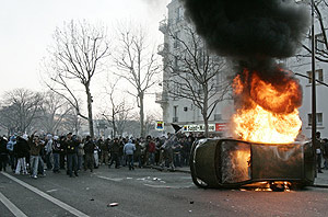 Un coche volcado al que los manifestantes prendieron fuego en Pars. (Foto: AP)