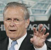 Donald Rumsfeld en una rueda de prensa. (Foto: AP)