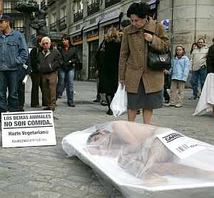 Un activista de 'Igualdad Animal', envasado en la Puerta del Sol.. (Foto: EFE)
