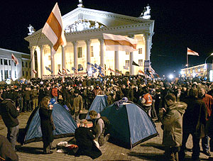 Partidarios de la oposicin este lunes en la Plaza de Octubre de Minsk. (Foto: REUTERS)