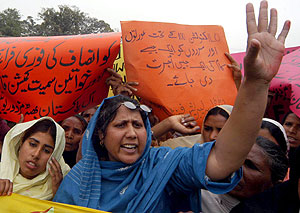 Mujeres paquistanes piden que se cumplan sus derechos en una manifestacin. (Foto: EFE)