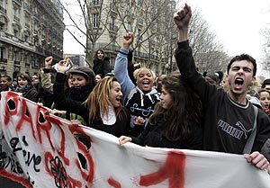 Un grupo de jvenes protesta en las calles parisinas. (Foto: AP)