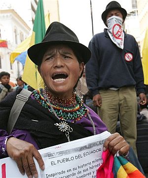 Indgenas ecuatorianos protestan en Quito contra la negociacin del TLC. (Foto: AP)