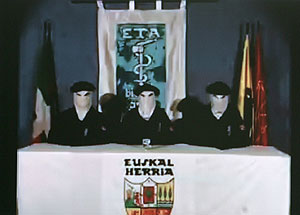 Imagen del vídeo en el que ETA difunde su comunicado. (Foto: EFE). IMÁGENES DEL DÍA