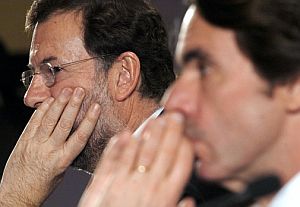 Mariano Rajoy y en primer plano José María Aznar, el día del anuncio del alto al fuego permanente. (Foto: EFE)