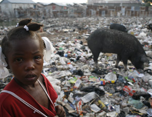 Una niña haitiana en un basurero. (Foto: UNICEF)
