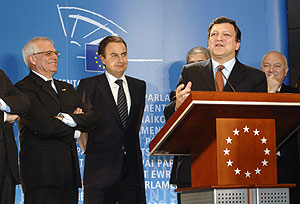 Duro Barroso, junto a Zapatero y Borrell, durante el acto. (Foto: EFE)