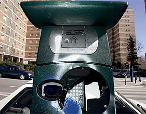 Uno de los nuevos parquímetros con botonera, roto, en un barrio de la capital. (Cases)