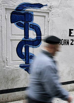 El anagrama de ETA pintado en una calle de Hernani. (Foto: AP)