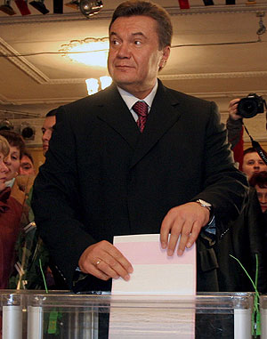 Viktor Yanukovich vota en Kiev. (Foto: EFE)