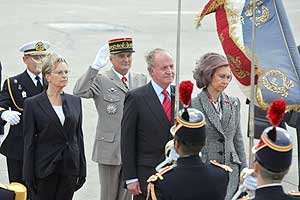 Los reyes de Espaa a su llegada a Francia. (AFP)