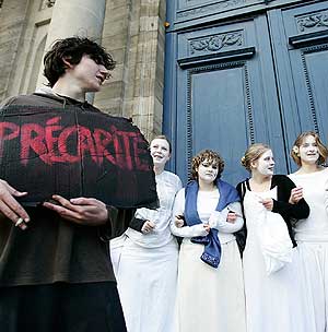 Un grupo de jvenes protesta en Burdeos contra la precariedad. (Foto: AFP)