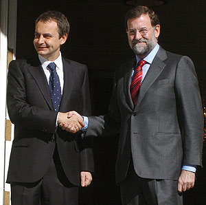 El presidente recibe a Mariano Rajoy en Moncloa. (Foto: EFE)