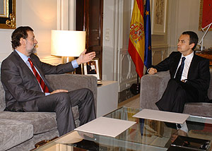 Rajoy y Zapatero, durante la reunin. (Foto: EFE)