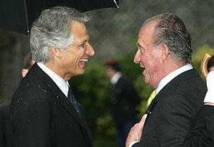 El Rey Juan Carlos y el primer ministro francs, Dominique de Villepin. (Foto: AP)
