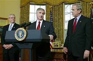 Andrew Card, junto a su sucesor, Josh Bolten, y el presidente Bush. (Foto: AFP)