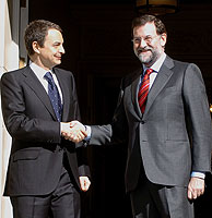Jos Luis Rodrguez Zapatero y Mariano Rajoy se saludan antes de entrevistarse esta maana en Moncloa. (Foto: EFE)