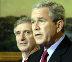 Andrew Card detrás de George W. Bush. (Foto: REUTERS)