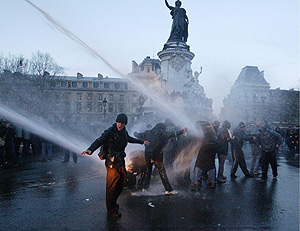 La Polica trata de reprimir a los manifestantes ms violentos con mangueras. (Foto: EFE)