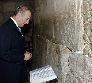 Olmert, ante el Muro de las Lamentaciones de Jerusaln. (Foto: AFP)