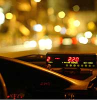 Un taxi recorre por la noche las calles de Madrid. (Foto: A. Heredia)